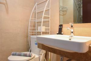 Fully Furnished with Cozy Design Studio at Menteng Park Apartment By Travelio