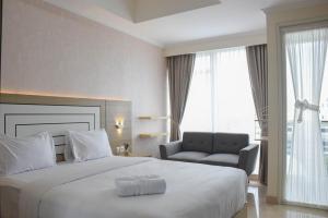 Fully Furnished with Cozy Design Studio at Menteng Park Apartment By Travelio