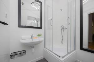 Piękny Apartament z Sypialnią i Biurkiem by Noclegi Renters