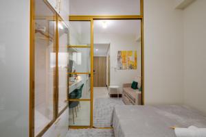 Luxe 1BR with WiFi, Karaoke and Balcony Near SM Megamall