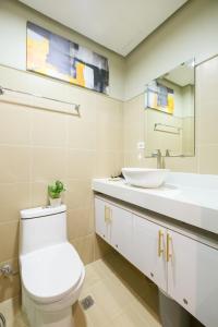 Luxe 1BR with WiFi, Karaoke and Balcony Near SM Megamall