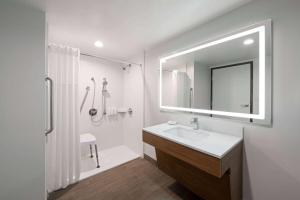 King Room with Bath Tub - Mobility Accessible/Non-Smoking room in La Quinta Inn by Wyndham San Diego - Miramar