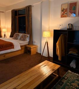 hotel in manali by Aura