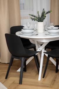 Comfortable Apartment with Two Bedrooms & Parking by Noclegi Renters