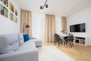 Comfortable Apartment with Two Bedrooms & Parking by Noclegi Renters