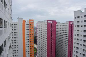 Cozy and Comfort Living Studio at Green Pramuka City Apartment By Travelio