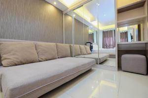 Modern and Comfy 1BR Apartment at Woodland Park Residence By Travelio