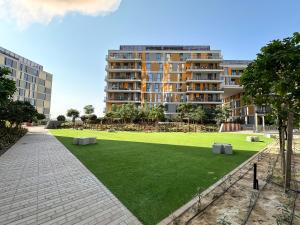 Trophy - Stylish Urban Retreat at Midtown Noor 1
