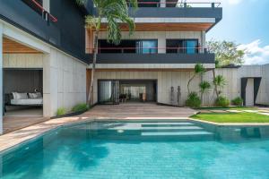 Sunset Berawa - Exclusive Modern 4BR Villa in Central Canggu!
