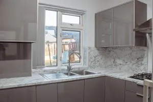 Spacious 4-Bed Flat - 10 Mins to City Centre - Roundhay