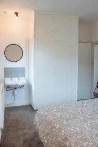 Spacious 4-Bed Flat - 10 Mins to City Centre