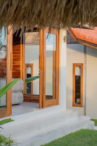 Canggu 14 Guests 7 Bedrooms Daily Breakfast & Service Huge Private Pool & Garden!