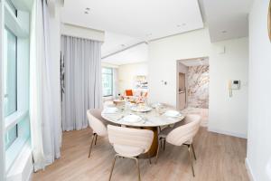 Stunning 2 BR in the heart of Downtown, 360 views
