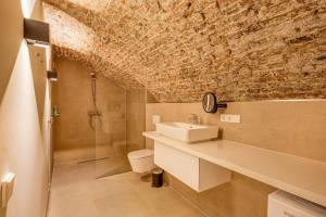 Luxurious renovated apartment in Utrecht City center with view on the old canal