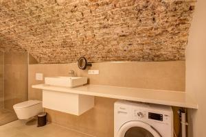 Luxurious renovated apartment in Utrecht City center with view on the old canal