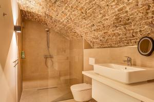 Luxurious renovated apartment in Utrecht City center with view on the old canal