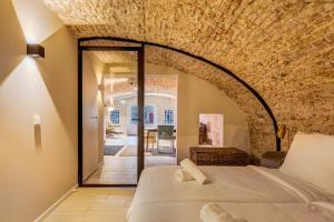 Luxurious renovated apartment in Utrecht City center with view on the old canal