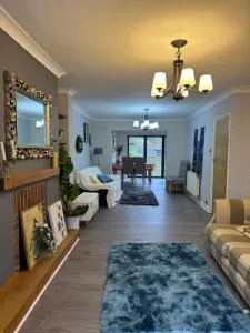 Oxford Villa 4 bedrooms 5 beds Sleep 8 with free parking - Stanton Saint John