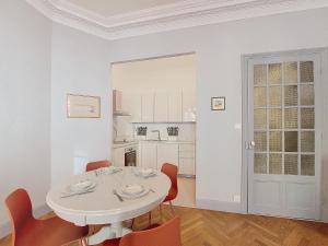 Nestor&Jeeves - ORANGE - Central - Near Sea