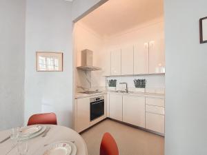 Nestor&Jeeves - ORANGE - Central - Near Sea