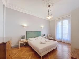 Nestor&Jeeves - ORANGE - Central - Near Sea