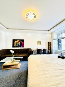 Spacious 7BR Apartment, Prime Location