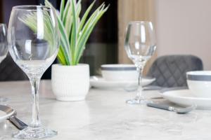 Central 2 Bed 2 Bath Penthouse near Beach, Hospital - Long Stay Rates Available