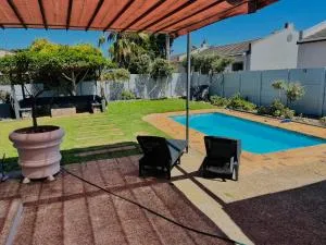 Private garden guest house - Table View