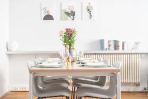 Homely Berlin - Central, Spacious, Rosenthaler Platz I Cafe