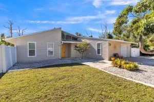 Tropical Oasis with Private Screened Hot Tub home - Flamingo Bay