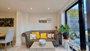 Luxury House with Parking in London