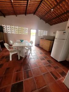 Casa de veraneio Preço para datas festivas são diferentes Exemplo Ano Novo Carnaval e Semana Santa custa 2500,00 para cada evento os quatro dias podendo levar até 08 pessoas