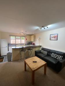 Two Bedroom Bungalow No2 - Secure Gated Parking