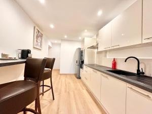 Appartements Entre deux Rives - Vue sur la Ville - Spacieux : photos des chambres