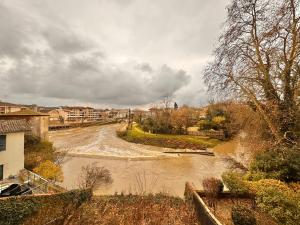 Appartements Entre deux Rives - Vue sur la Ville - Spacieux : photos des chambres