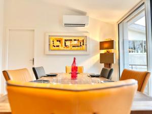 Appartements Entre deux Rives - Vue sur la Ville - Spacieux : photos des chambres