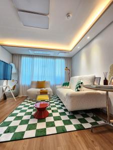 Mid-Century staycation in Seoul