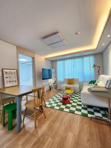 Mid-Century staycation in Seoul