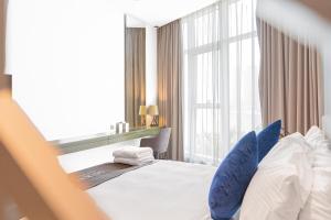 Escape24 Cozy Studio with Pool & Canal View near Burj Khalifa