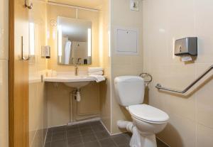 Hotels B&B HOTEL CHATEAUROUX Aeroport : photos des chambres