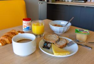 Hotels B&B HOTEL CHATEAUROUX Aeroport : photos des chambres