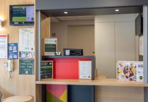 Hotels B&B HOTEL CHATEAUROUX Aeroport : photos des chambres