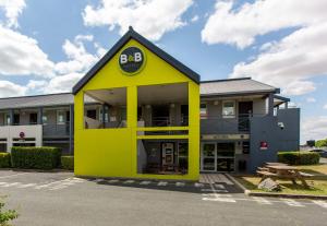 Hotels B&B HOTEL CHATEAUROUX Aeroport : photos des chambres