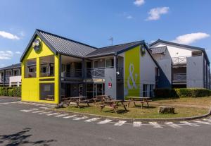 Hotels B&B HOTEL CHATEAUROUX Aeroport : photos des chambres