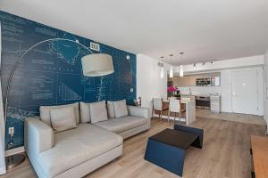 Balcony Pool View and Near Beach
