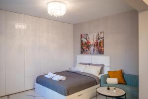 Luxury Studios in Top Center