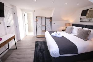 Spacious 4Bedroom Apartment at Prime Market Street, Watford