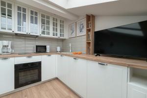 Cozy Apartment with Air Conditioning near Plac Wolności by Noclegi Renters