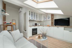 Cozy Apartment with Air Conditioning near Plac Wolności by Noclegi Renters