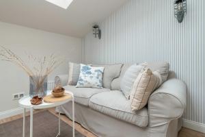 Cozy Apartment with Air Conditioning near Plac Wolności by Noclegi Renters